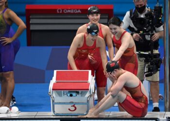 PERENANG China, Li Bingjie (kanan) tidak mampu menahan gembira berjaya membantu China meraih emas Olimpik bersama rekod dunia acara 4x200m gaya bebas wanita di Tokyo hari ini. - AFP