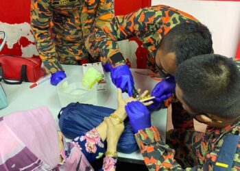 ANGGOTA Balai Bomba dan Penyelamat (BBP) Paka di Dungun Terengganu memotong dua cincin yang tersekat pada jari manis seorang wanita warga emas di balai berkenaan hari ini. 