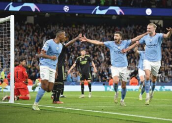 PERTAHANAN Manchester City, Manuel Akanji (kiri) meraikan jaringannya ketika membantu pasukan itu menumpaskan Real Madrid pada separuh akhir kedua Liga Juara-Juara di Etihad, Manchester semalam. – AFP