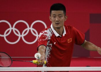 CHEN Long menewaskan veteran Sepanyol, Pablo Albian untuk mara ke peringkat kalah mati Sukan Olimpik 2020. - AFP