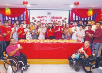 WENDY Ng Yan Yee (berdiri depan, tujuh dari kiri) bersama Menteri Belia dan Sukan, Hannah Yeoh (tengah) serta barisan atlet kebangsaan dalam majlis sambutan Tahun Baharu Cina anjuran Majlis Sukan Negara di Cafe Atlet MSN, Bukit Jalil. – MINGGUAN/SHIDIEQIIN ZON