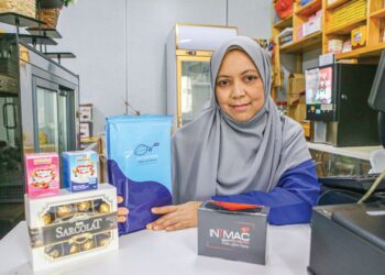 AISHAH Azizan menunjukkan antara produk berasaskan coklat yang dihasilkan kilangnya di Napoh, Jitra, Kedah, baru-baru ini, – UTUSAN/SHAHIR NOORDIN