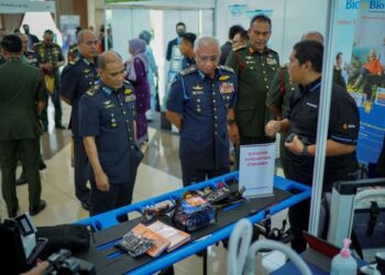 AFFENDI Buang (dua kiri) melawat ruang pameran selepas merasmikan Persidangan Perubatan 
Ketenteraan di Wisma Perwira, Kuala Lumpur, semalam. – UTUSAN/FARIZ RUSADIO