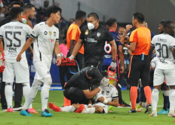 FAISAL Halim diberi rawatan selepas cedera akibat ditanduk Safiq Rahim (No. 8) dalam separuh akhir Piala Malaysia di antara JDT dan Terengganu FC. - UTUSAN/RAJA JAAFAR ALI