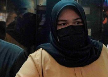 SITI BAINUN Ahd. Razali hadir bagi keputusan berhubung pertuduhan mengabai dan menganiaya remaja perempuan Sindrom Down yang dikenali sebagai Bella di Kompleks Mahkamah Kuala Lumpur hari ini. -UTUSAN/ FARIZ RUSADIO/