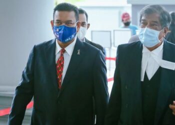 LOKMAN Noor Adam tiba di Mahkamah Tinggi Kuala Lumpur bagi mendengar perbicaraan beliau yang didakwa menghina seorang anggota polis mahkamah dan mempersoalkan sistem perundangan mahkamah. - UTUSAN/MOHD. FIRDAUS MOHD. JOHARI