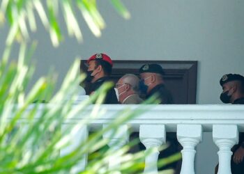 Datuk Seri Najib Tun Razak yang menjalani hukuman penjara dibicarakan perbicaraan  dibcarakan atas pertuduhan menyalahgunakan kedudukan