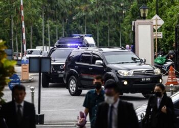 KENDERAAN yang membawa Najib Tun Razak tiba di Kompleks Mahkamah Kuala Lumpur bagi mengikuti pendengaran permohonan Tommy Thomas untuk membatalkan saman RM1.9 juta difailkan Najib di Mahkamah Tinggi. - UTUSAN/AFIQ RAZALI