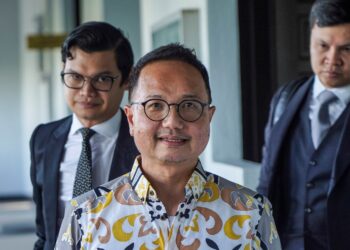 MOHAMAD Madani Sahari bersama peguamnya keluar dari Mahkamah Sesyen Kuala Lumpur selepas prosiding atas kesalahan menerima suapan bernilai RM5 juta. - UTUSANMUHAMAD IQBAL ROSLI