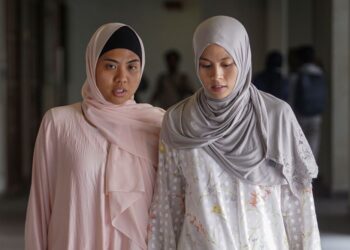 ANAK Allahyarham Tan Sri Dr. Jamaludin Jarjis, Nur Anis (kiri) dan Nurul Alyaa tiba di mahkamah untuk status perbincangan bagi penyelesaian kes tuntutan harta sepencarian lebih RM2 bilion di Mahkamah Tinggi Syariah di sini, hari ini.-UTUSAN/ FARIZ RUSADIO