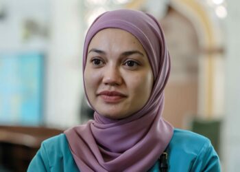 PUTERI Sarah Liyana Megat Kamaruddin hadir bagi memfailkan hadanah di Mahkamah Syariah Kuala Lumpur. - UTUSAN/FARIZ RUSADIO