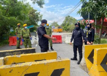 SURINA SAAD (dua dari kanan) mendengar taklimat dari Ketua Polis Kangar, Superintenden Wari Kiew (dua dari kiri) ketika melakukan tinjauan di lorong tikus yang menghubungkan sempadan antara Perlis dan Kedah di pekan Kuala Sanglang, Perlis hari ini.- UTUSAN/NAZLINA NADZARI