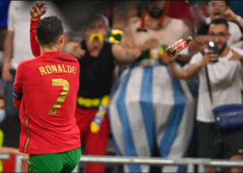 BOTOL Coca-Cola yang dibaling individu tidak dikenali melayang menuju ke arah Cristiano Ronaldo.- AVALON.RED