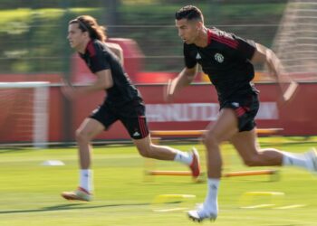 CRISTIANO Ronaldo (kanan) hanya memulakan latihan bersama Manchester United Rabu lalu, namun sudah bersedia untuk diturunkan menentang Newcastle United hari ini.