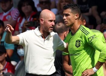 ERIK ten Hag (kiri) tidak mahu Cristiano Ronaldo meninggalkan Manchester United dan sedia berdamai dengan penyerang Portugal itu.