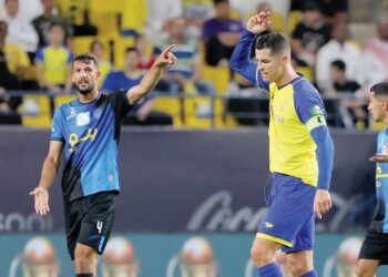 REAKSI Cristiano Ronaldo (tengah) ketika membantu Al-Nassr dalam perlawanan suku akhir Piala Raja menentang Abha di Stadium Mrsool Park, Riyadh semalam. – AFP