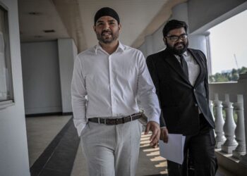 RIZAL Van Geyzel (kiri) hadir di Mahkamah Sesyen Kuala Lumpur i bagi sebutan permohonan untuk mendapatkan passport. - UTUSAN/FAIZ ALIF ZUBIR