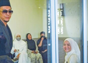 SYAMSUL Yusof dan Puteri Sarah Liyana (kanan) ketika bertemu di ruang menunggu selepas mendengar keputusan Jawatankuasa Pendamai (JKP) berhubung kes penceraian mereka di Mahkamah Rendah Syariah Kuala Lumpur semalam. – FOTO/MUHAMAD IQBAL ROSLI