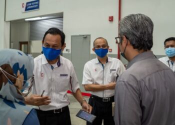 SHAMSUDDIN (dua dari kiri ) dan pegawai KKM staff berbincang mengenai pelaksanaan proses vaksinasi di bangunan milik CTRM di Melaka. - Ihsan CTRM