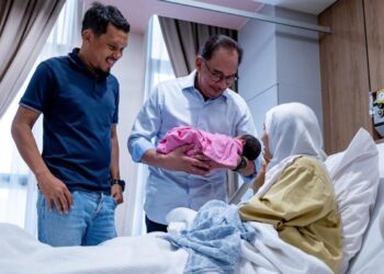 ANWAR Ibrahim menimang cucunya iaitu yang ke-13. - FB ANWAR IBRAHIM