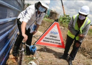 LOH Pit Mui menunjukkan contoh air terawat semasa operasi penguatkuasaan secara mengejut ke tapak pembinaan Projek Lebuhraya Pesisiran Pantai Barat di Jalan Bukit Perah, Kampung Olak Lempit, Kuala Langat Selangor, hari ini. - UTUSAN/ZULFAHLI ZAKI