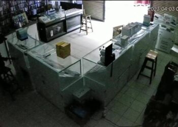 RAKAMAN CCTV seorang lelaki memecah masuk sebuah kedai telekomunikasi dan melarikan kira-kira 70 unit iPhone dalam kejadian di Kompleks Menara Condong Teluk Intan hari ini. - UTUSAN