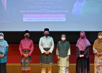 AHMAD Samsuri Mokhtar (tiga dari kiri) mengumumkan cuti peristiwa pada 5 Mei ini dalam Majlis Sambutan Hari Wanita peringkat negeri 2022 di Wisma Darul Iman di Kuala Terengganu hari ini. - UTUSAN/PUQTRA HAIRRY ROSLI