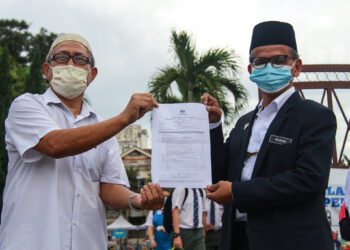 SALMAN Ahmad menunjukkan kertas pendaftaran SPM miliknya sebelum memasuki pusat peperiksaan di SMK King George V, Seremban, semalam. – UTUSAN/MUHAMMAD IZZAT TERMIZIE