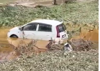 TANGKAP layar kereta yang tersadai akibat banjir di Hulu Langat, Selangor.