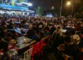 Suasana orang ramai yang hadir beramai-ramai bagi menyaksikan perlawanan akhir Piala Dunia 2022 di sebuah restoran di Shah Alam hari ini. 
Perlawanan akhir Piala Dunia 2022 menyasikan pertembungan diantara Argentina menentang Perancis pada jam 11 malam nanti. FOTO/AFIQ RAZALI