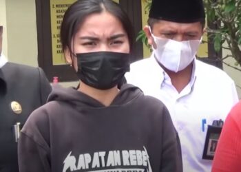 PELAJAR perempuan yang menghina isu Palestin membuat permohonan maaf. -KOMPAS.COM