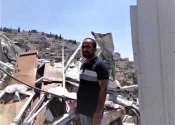 NIDAL Rajabe berdiri di depan kedainya yang dimusnahkan oleh Israel di Baitulmuqaddis Timur, Palestin. - AGENSI