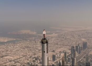 PRAMUGARI berdiri atas puncak menara Burj Khalifa di Dubai. - AGENSI