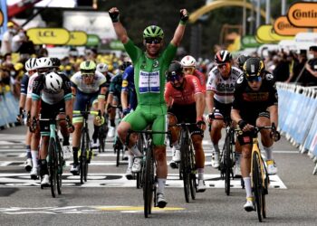 MARK Cavendish meraikan kejayaan menjuarai peringkat ke-10 Tour de France  sejauh 190 kilometer dari Albertville ke Valence hari ini.  - AFP