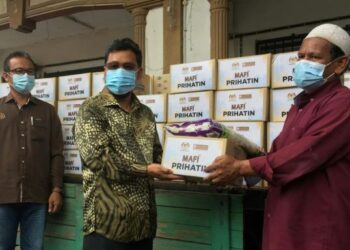 CHE Abdullah Mat Nawi (dua dari kiri) menyerahkan sumbangan kepada petani yang terkesan dengan banjir tahun lalu di Rantau Panjang, Kelantan hari ini. - FOTO/YATIMIN ABDULLAH