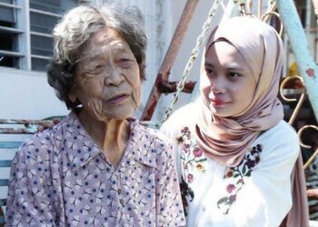 ROHANA Abdullah (kanan) bersama ibu angkat berketurunan Cina, Chee Hoi Lan yang membelanya lebih 20 tahun setelah ibu kandung gadis itu pulang ke Indonesia. – FMT