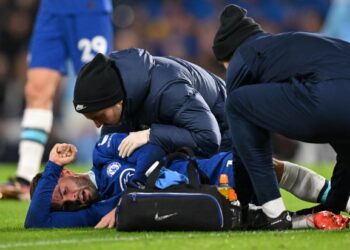PEMAIN tengah Chelsea, Christian Pulisic memegang lututnya menahan sakit selepas dikasari pertahanan Manchester City, John Stones dalam aksi Liga Perdana Inggeris di Stamford Bridge, London semalam. - AFP