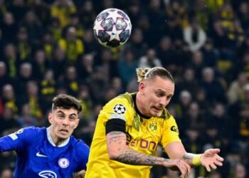 PEMAIN Borussia Dortmund, Marius Wolf (kanan) bersaing dengan Kai Havertz dari Chelsea dalam aksi pertama, pusingan 16 akhir Liga Juara-Juara di Dortmund, Jerman semalam. – AFP