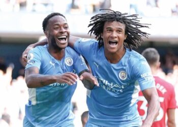 RAHEEM Sterling (kiri) dan Nathan Ake menjadi sasaran Chelsea untuk dibawa masuk ke Stamford Bridge.