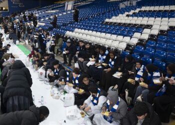 PENDUDUK sekitar London berpeluang berbuka puasa di dalam stadium milik Chelsea.-REUTERS