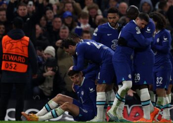 KAI Havertz (kiri) meraikan jaringannya bersama rakan-rakan sepasukan ketika membantu Chelsea menentang Borussia Dortmund dalam saingan Liga Juara-Juara di Stamford Bridge, London semalam.  – AFP