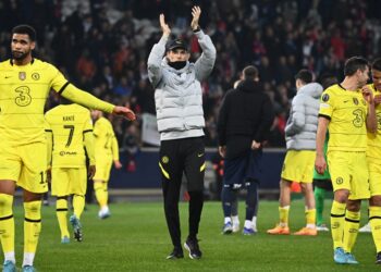 PENGURUS Chelsea, Thomas Tuchel (tengah) meraikan kejayaan pasukannya menewaskan Lille di Stadium Pierre Mauroy, Villeneuve-d'Ascq, Perancis hari ini untuk mara ke suku akhir Liga Juara-Juara. - AFP