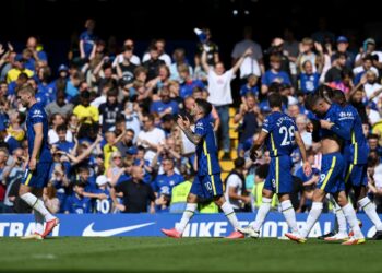 CHRISTIAN Pulisic celebrates (tengah) meraikan jaringannya bersama rakan sepasukan ketika membantu Chelsea menumpaskan Crystal Palace di Stamford Bridge, London hari ini. - AFP