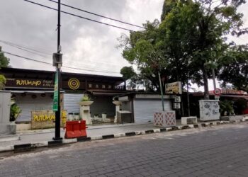 DERETAN premis perniagaan yang ditutup sejak pelaksanaan PKP 3.0 di sepanjang Jalan Pantai Chenang, Langkawi, Kedah. – UTUSAN/NUR AMALINA AZMAN