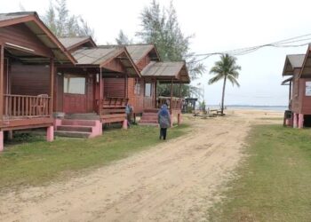PULAU Cherating di Kuantan, Pahang begitu mengharapkan kedatangan semula pelancong bukan sahaja bagi menyerikan pusat pelancongan itu malah membantu peniaga dan pengusaha menjana kembali kegiatan ekonomi. - FOTO/DIANA SURYA ABD. WAHAB