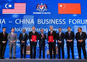 Anwar Ibrahim bersama menteri kabinet Malaysia dan pemimpin perniagaan China yang menghadiri Forum Perniagaan Malaysia-China di Beijing, semalam. – Pejabat Perdana Menteri