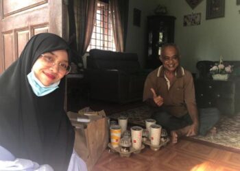 NOR Ilyana Artikah menghantar makanan segera dipesan salah seorang pelanggannya di Pasir Puteh, Kelantan, baru-baru ini. – FOTO/TOREK SULONG