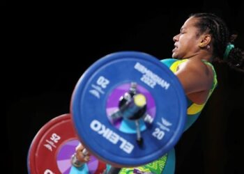 EILEEN Cikamatana memahat sejarah meraih pingat emas angkat berat 87 kilogram wanita pada Sukan Komanwel 2022 di Birmingham semalam. - AFP