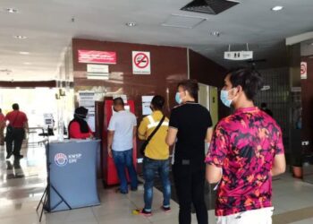 ORANG ramai beratur  bagi mengemas kini maklumat peribadi pada mesin kiosk di Bangunan KWSP Kota Kinabalu. UTUSAN/SURAIDAH ROSLAN
