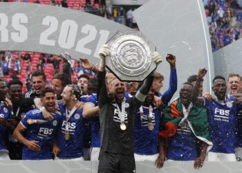 PEMAIN Leicester City' meraikan kejayaan muncul juara Perisai Komuniti selepas menewaskan Manchester City di Stadium Wembley, London hari ini. - AFP